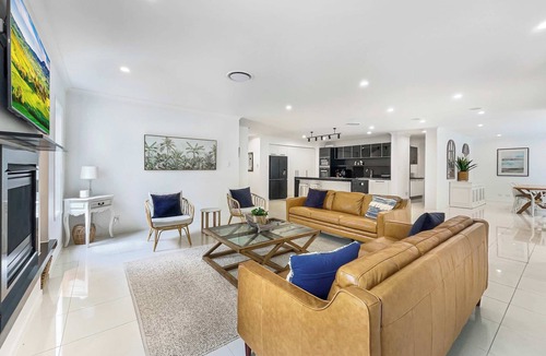Sunshine Coast House | Luxurious Family Oasis- Steps to Buddina Beach