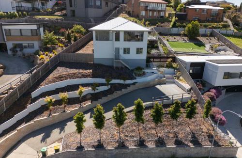 Lenah Valley House | Luxurious Home, Danson in Valleys