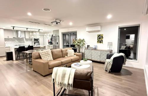 Lenah Valley House | Luxurious Home, Danson in Valleys