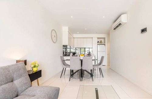 Caulfield Apartment | Luxurious Modern 2 Bedroom 2 Bathroom Apartment