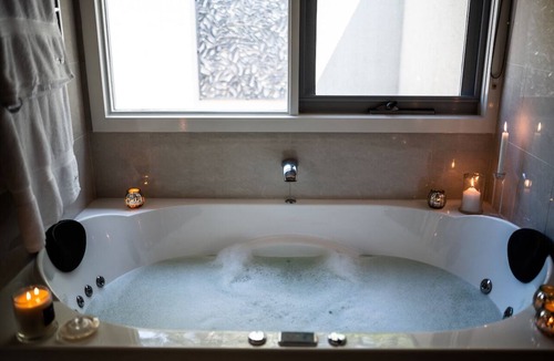 Yarra Glen Villa | Luxurious villa for couples retreat - panoramic views, gas fire, spa bath