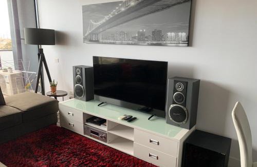 South Yarra Apartment | Luxurious with city views, free parking on premises & Wi Fi
