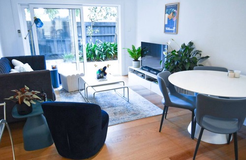 St. Kilda East Apartment | Luxury 2-bed unit with courtyard, in central Prahran