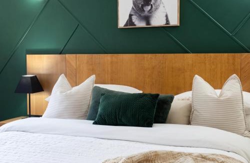 Cairns North Apartment | Luxury 2 Bedroom apartment, Treetop views, Resort with 4 swimming pools