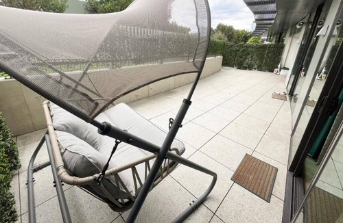 Docklands Apartment | Luxury 2BR 2B Docklands Bright & Modern Apt - Free Covered Parking, 2p sofa bed