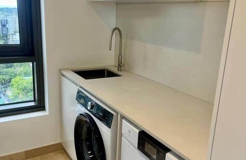 Kangaroo Point Apartment | Luxury 2BR Apt, Pool, Parking, Skye Kangaroo Pt