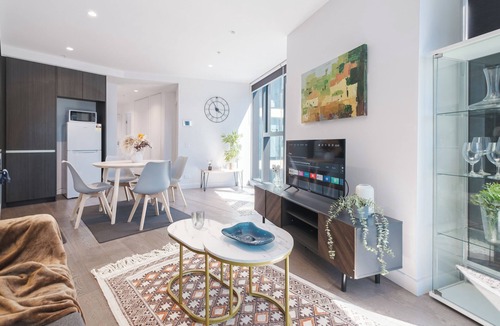 Docklands Apartment | Luxury 2BR1BA Apt MQ+ Pool+Gym in Mel Docklands