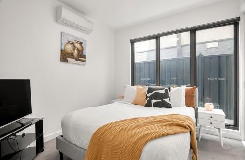 Clayton Apartment | Luxury 3 Bedroom Apartment in Clayton with Free Parking