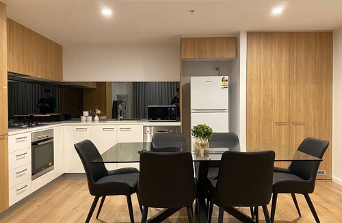 Adelaide Central Business District Apartment | Luxury 3 BR Apt with Pool-Gym-Sauna-Steam Room