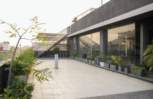 Jaipur House | Luxury 3BR Kitchen Gym Free Parking Market Restaurants