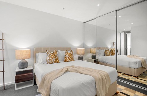 Docklands Apartment | Luxury 3BR Sub Penthouse with Parking, Pool and Gym