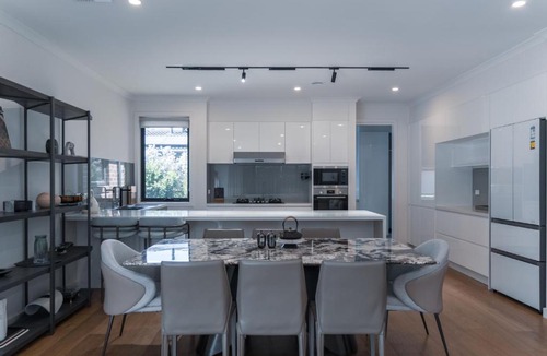 Vermont South Villa | Luxury 4BR w Modern Kicthen & fantastic location