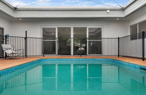 Annandale House | Luxury 5BR Riverside Retreat