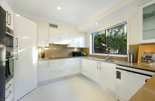 Tascott House | Luxury 6BR | Pool, Views & Designer Home