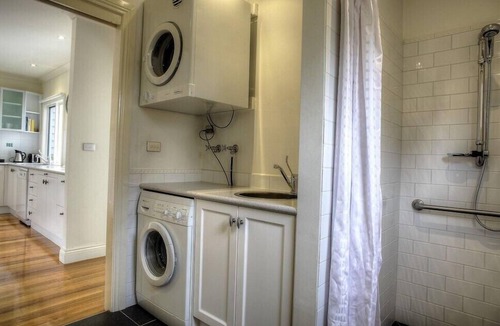 Point Lonsdale Cottage | Luxury Accessible Cottage in Point Lonsdale pet friendly King Bed Private Garden