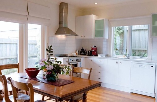 Point Lonsdale Cottage | Luxury Accessible Garden Retreat Near Beaches, Golf & Wineries