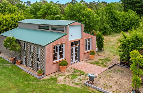 Bullengarook House | Luxury Barn Stay with Mt Macedon Views