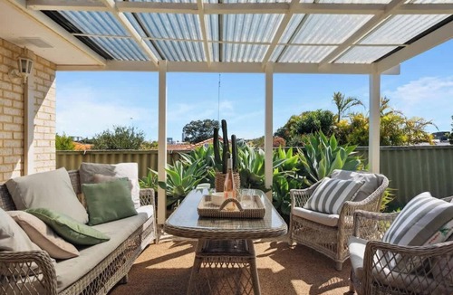 Scarborough House | Luxury Beach Getaway, Walk to Cafes - 300mbps