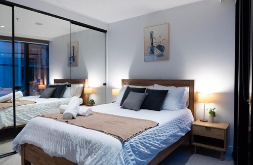 Docklands Apartment | Luxury CBD LaTrobe Retreat 1BR Apt w Pool & Gym