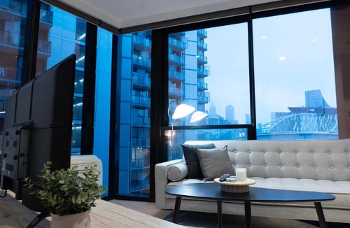 Docklands Apartment | Luxury CBD LaTrobe Retreat 1BR Apt w Pool & Gym