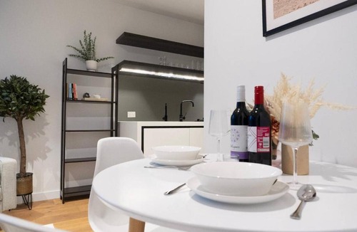 Docklands Apartment | Luxury CBD LaTrobe Retreat 1BR Apt w Pool & Gym