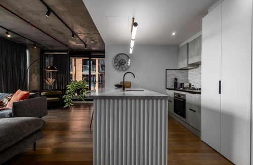Melbourne Central Business District Apartment | Luxury City Edge Living - Pool and Free Parking