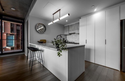 Melbourne Central Business District Apartment | Luxury City Edge Living - Pool and Free Parking