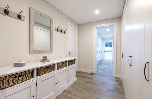 Mount Claremont House | Luxury Coastal Hamptons - 6 Bedrooms, 4 Baths, Large Pool & Parkland