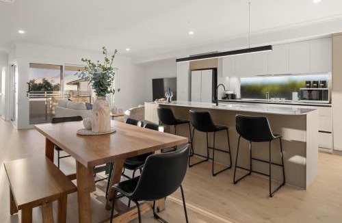 Ocean Reef House | Luxury Coastal Escape-Ocean Views Walk to Beach
