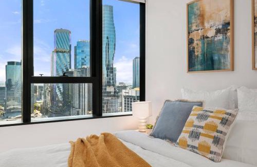 Docklands Apartment | Luxury Docklands 2BR Apt Pool Gym and City Views