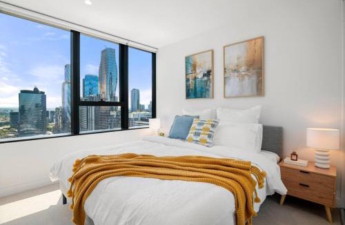 Docklands Apartment | Luxury Docklands 2BR Apt Pool Gym and City Views