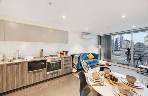 Docklands Apartment | Luxury Docklands Apartment | City Views, Pool, Gym, Free Parking