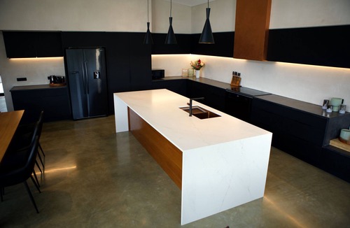 Wilyabrup House | Luxury HEMP 4 x 4 house w lake view & outdoor spa, EV charger, home cinema