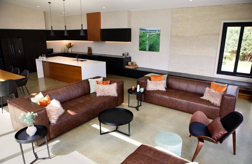 Wilyabrup House | Luxury HEMP 4 x 4 house w lake view & outdoor spa, EV charger, home cinema
