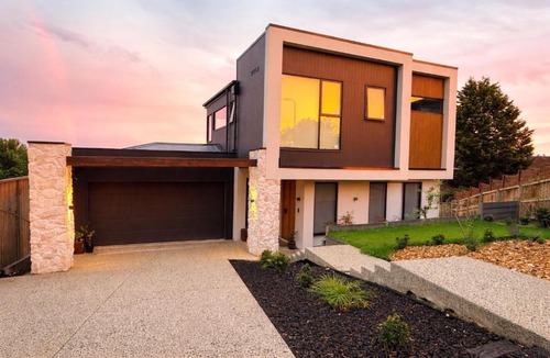 Eltham North Apartment | Luxury Hillside Escape with Scenic Views & Cozy Stay