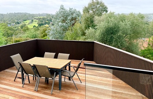 Eltham North Apartment | Luxury Hillside Escape with Scenic Views & Cozy Stay