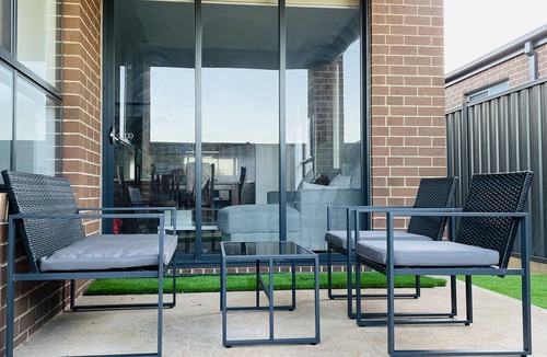 Melton South House | Luxury Home In Melton South- Free Parking And Wifi !