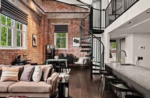 Teneriffe Apartment | Luxury Loft Style Apt in Historic Woolstore HME