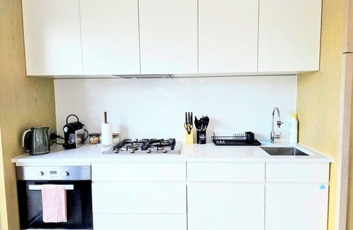 Docklands Apartment | Luxury Marina Tower Stay | Waterfront & City Views