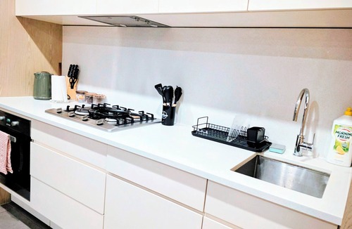 Docklands Apartment | Luxury Marina Tower Stay | Waterfront & City Views