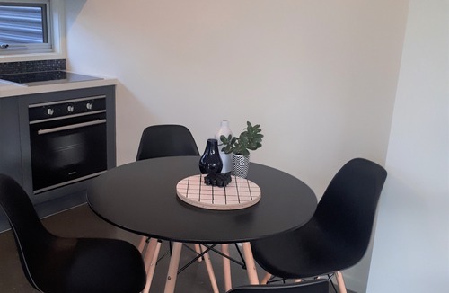 Warrnambool Apartment | LUXURY, MODERN & CENTRAL - YOU GET THE WHOLE 3 LEVEL APARTMENT!