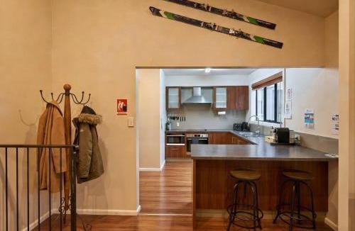 Mount Buller Ski Chalet | Luxury Mt Buller Ski Chalet Fireplace Sleeps up to 14