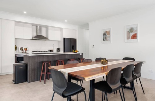 Coolbellup House | Luxury Oasis- Modern coastal escape near Fremantle
