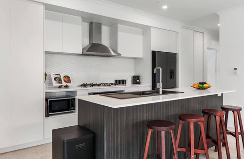 Coolbellup House | Luxury Oasis- Modern coastal escape near Fremantle