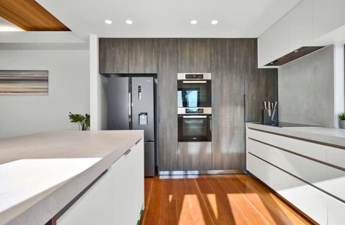 Dromana House | Luxury on Manna with Bay Views