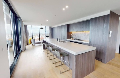 South Melbourne Apartment | Luxury Penthouse with Bay and City Views