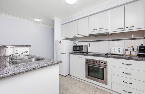 Perth Central Business District Apartment | Luxury Perth Getaway: Modern Design