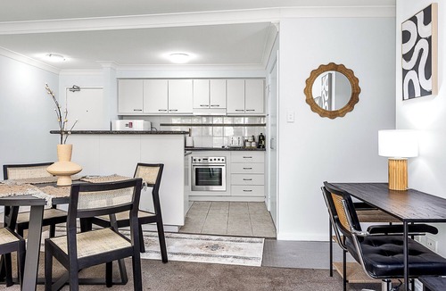 Perth Central Business District Apartment | Luxury Perth Getaway: Modern Design