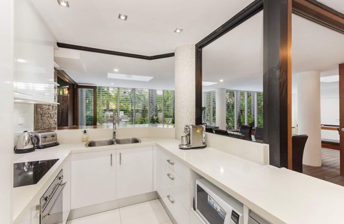 Cairns North Apartment | Luxury Pool Side Apartment in Beachfront Resort