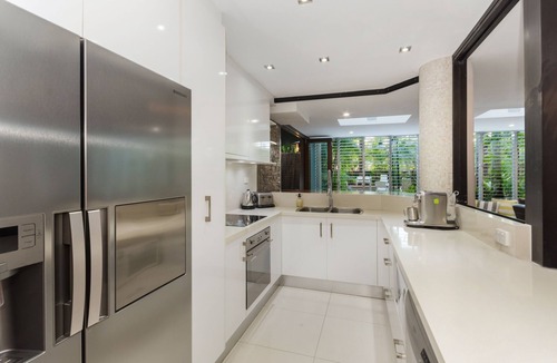 Cairns North Apartment | Luxury Pool Side Apartment in Beachfront Resort